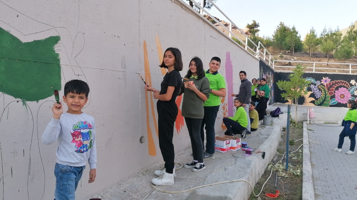 Merkezimizin Bahçesindeki Duvarları Öğrencilerimizle Birlikte Boyadık